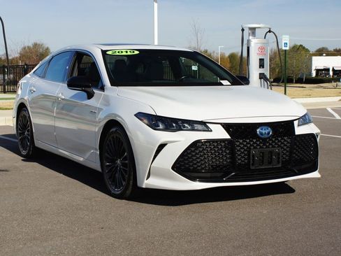 Used 2019 Toyota Avalon XSE image 2