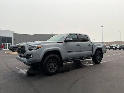 Used 2020 Toyota Tacoma TRD Sport w/ TRD Premium Sport Package AWD/4WD image 3
