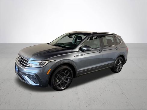 Certified 2024 Volkswagen Tiguan SE w/ Panoramic Sunroof Package AWD/4WD image 2