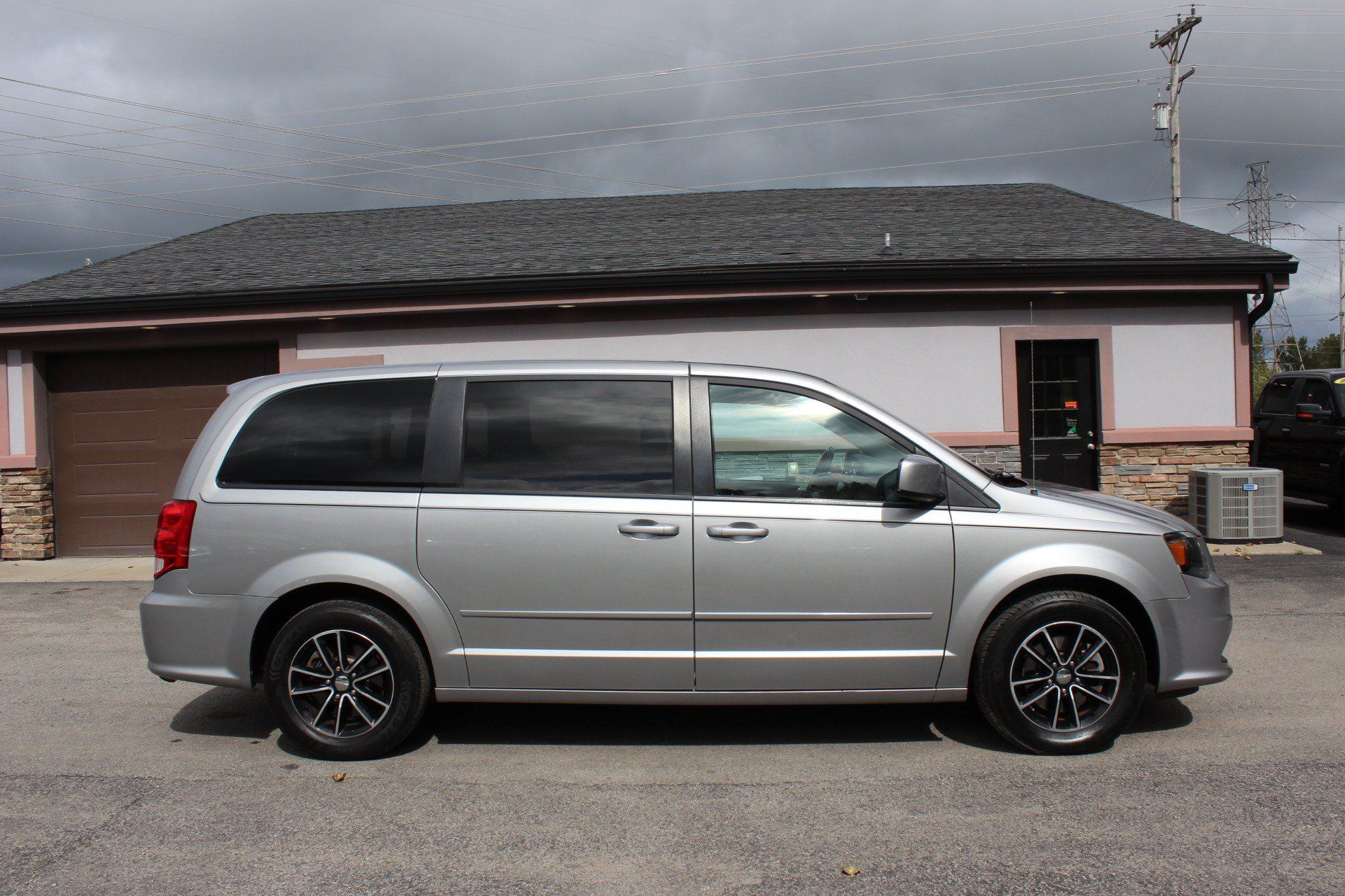 Used 2017 Dodge Grand Caravan SE FWD image 3
