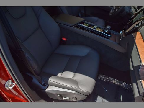 Certified 2023 Volvo XC60 B5 Plus w/ Climate Package AWD/4WD image 32