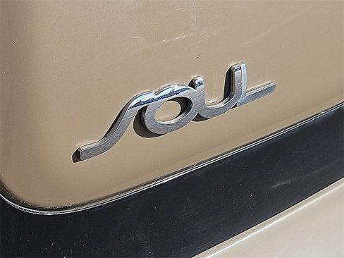 Used 2015 Kia Soul + image 12