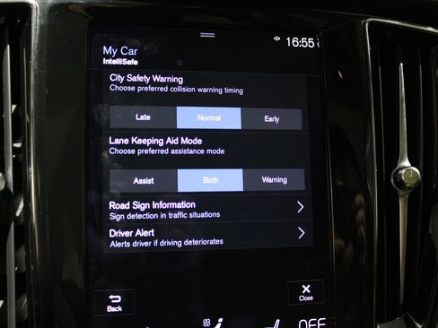 Used 2021 Volvo V60 T5 Cross Country w/ Climate Package image 32