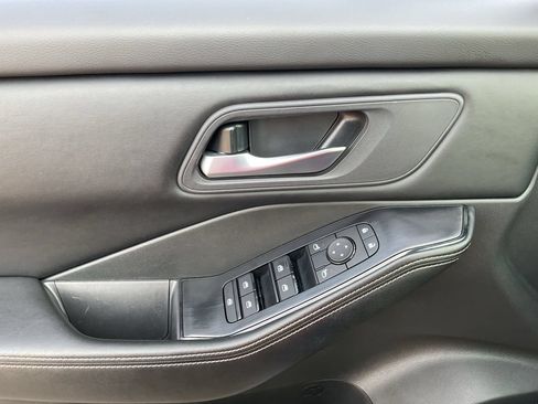 Used 2025 Nissan Rogue SV FWD image 21
