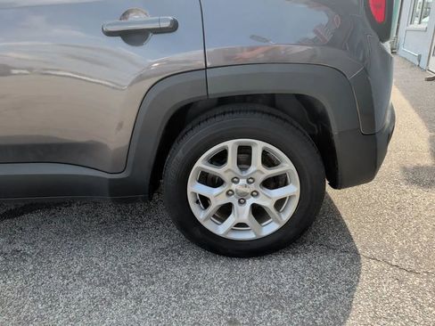 Used 2018 Jeep Renegade Latitude w/ Cold Weather Group FWD image 10
