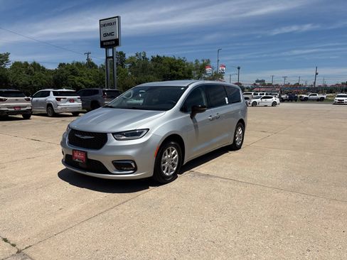 Used 2024 Chrysler Pacifica Touring-L FWD image 7