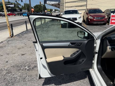 Used 2013 Volkswagen Jetta SE FWD image 30