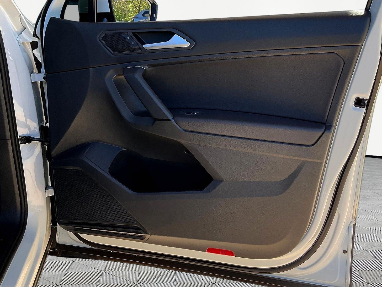 Used 2019 Volkswagen Tiguan SE w/ Panoramic Sunroof Package FWD image 27