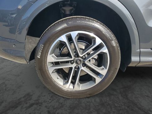 Used 2025 Audi Q5 Premium w/ Convenience Package image 5