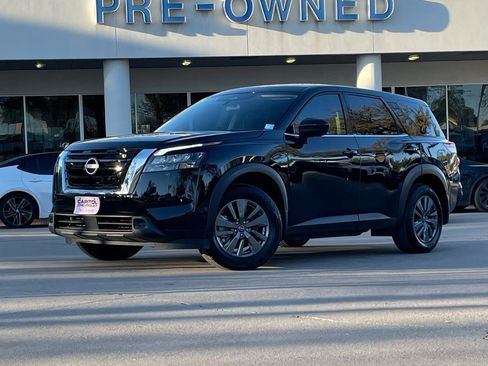 Used 2025 Nissan Pathfinder S image 2