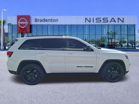 Used 2019 Jeep Grand Cherokee Laredo RWD image 4