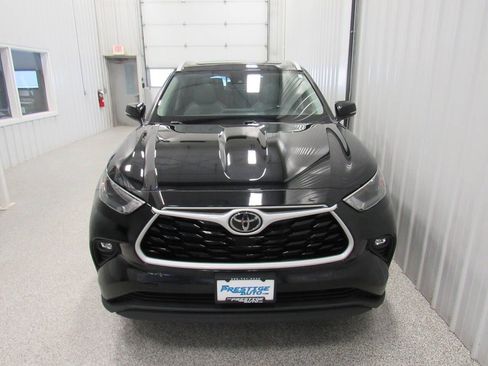Used 2022 Toyota Highlander XLE AWD/4WD image 9