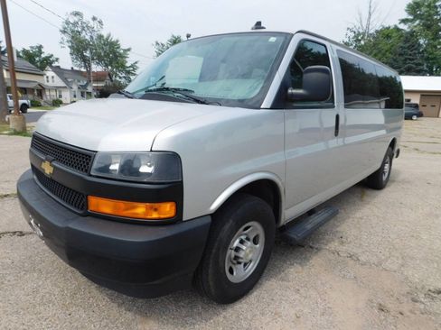 Used 2021 Chevrolet Express 3500 LS RWD image 2