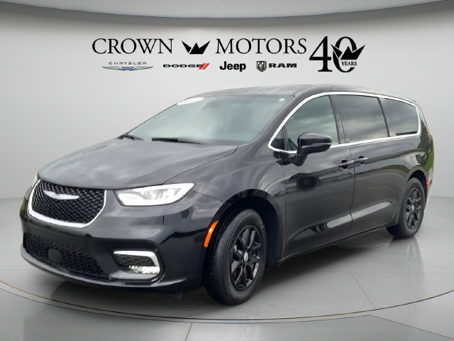 Used 2025 Chrysler Pacifica Select FWD image 1