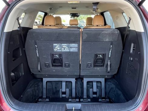 Used 2024 Kia Carnival EX FWD image 29