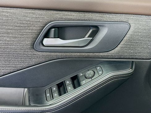 Used 2023 Nissan Rogue SV FWD image 17