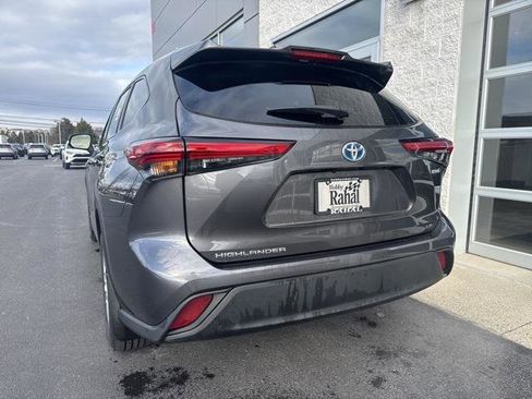 Certified 2022 Toyota Highlander LE image 5