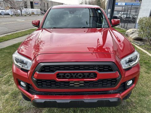 Used 2022 Toyota Tacoma TRD Off-Road w/ Technology Package AWD/4WD image 12