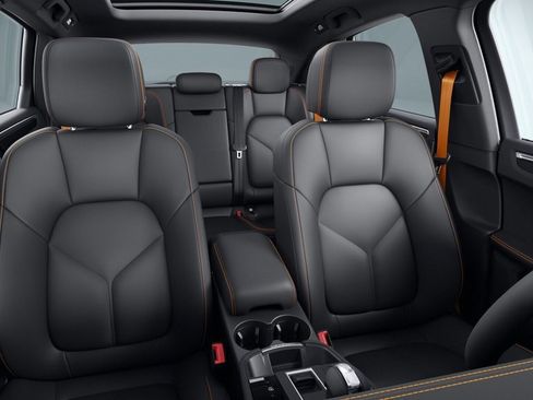 Certified 2025 Porsche Macan image 5