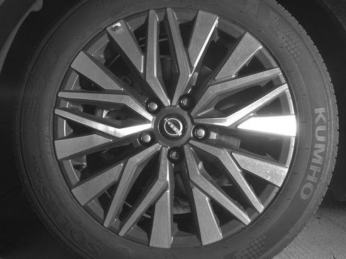 Used 2025 Nissan Altima 2.5 SV FWD image 12
