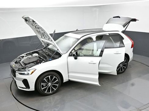 Used 2023 Volvo XC60 B5 Plus image 51