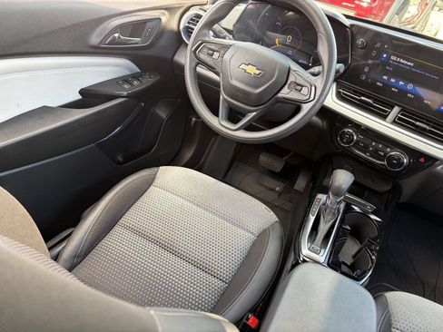 Used 2025 Chevrolet Trax LT w/ LPO, Blackout Package FWD image 15