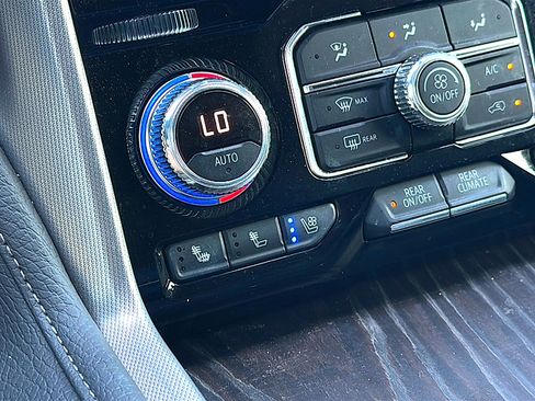 Used 2021 GMC Yukon Denali w/ Denali Premium Package image 34