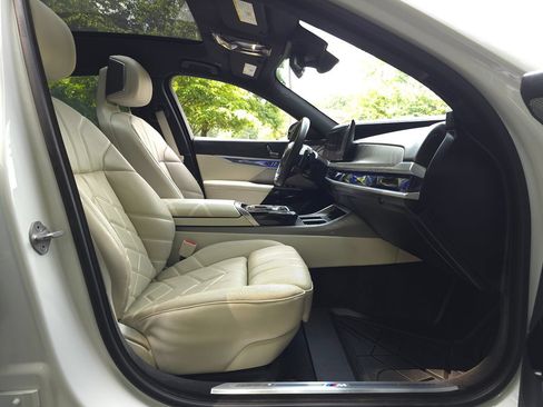 Used 2023 BMW 760i xDrive w/ Parking Assistance Package AWD/4WD image 21