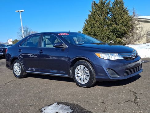 Used 2014 Toyota Camry LE image 1