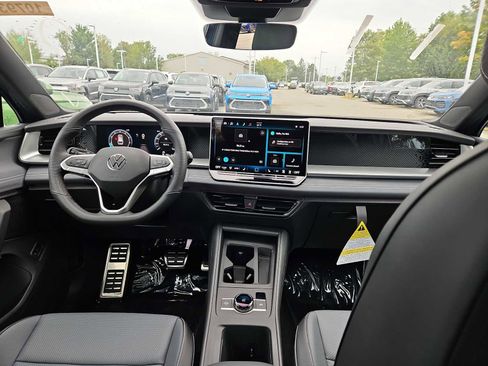 New 2025 Volkswagen Tiguan SE R-Line image 17