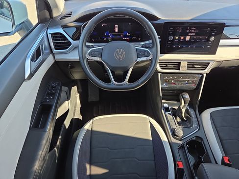 Used 2025 Volkswagen Taos SE image 11