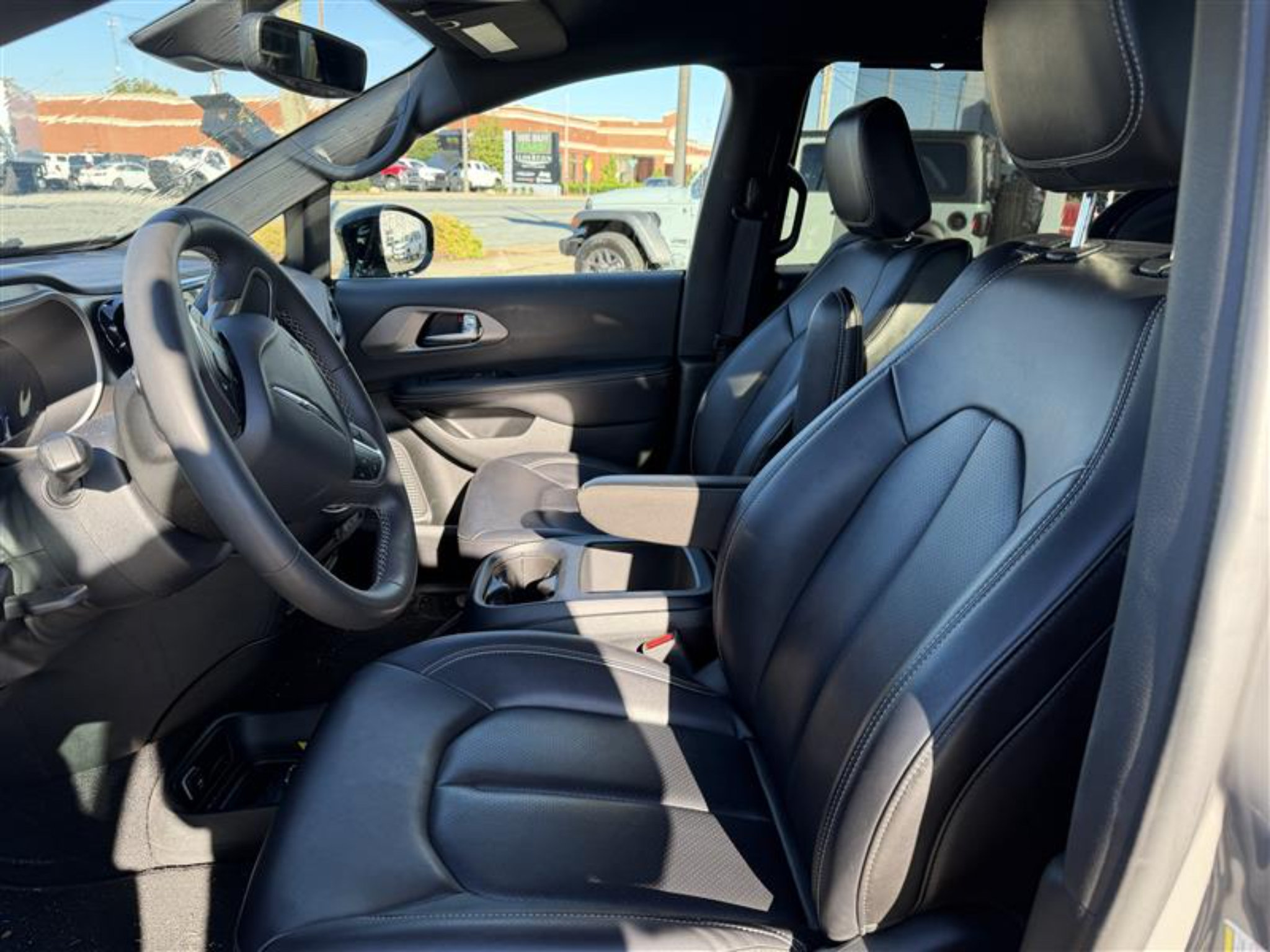Certified 2025 Chrysler Pacifica Select FWD image 10