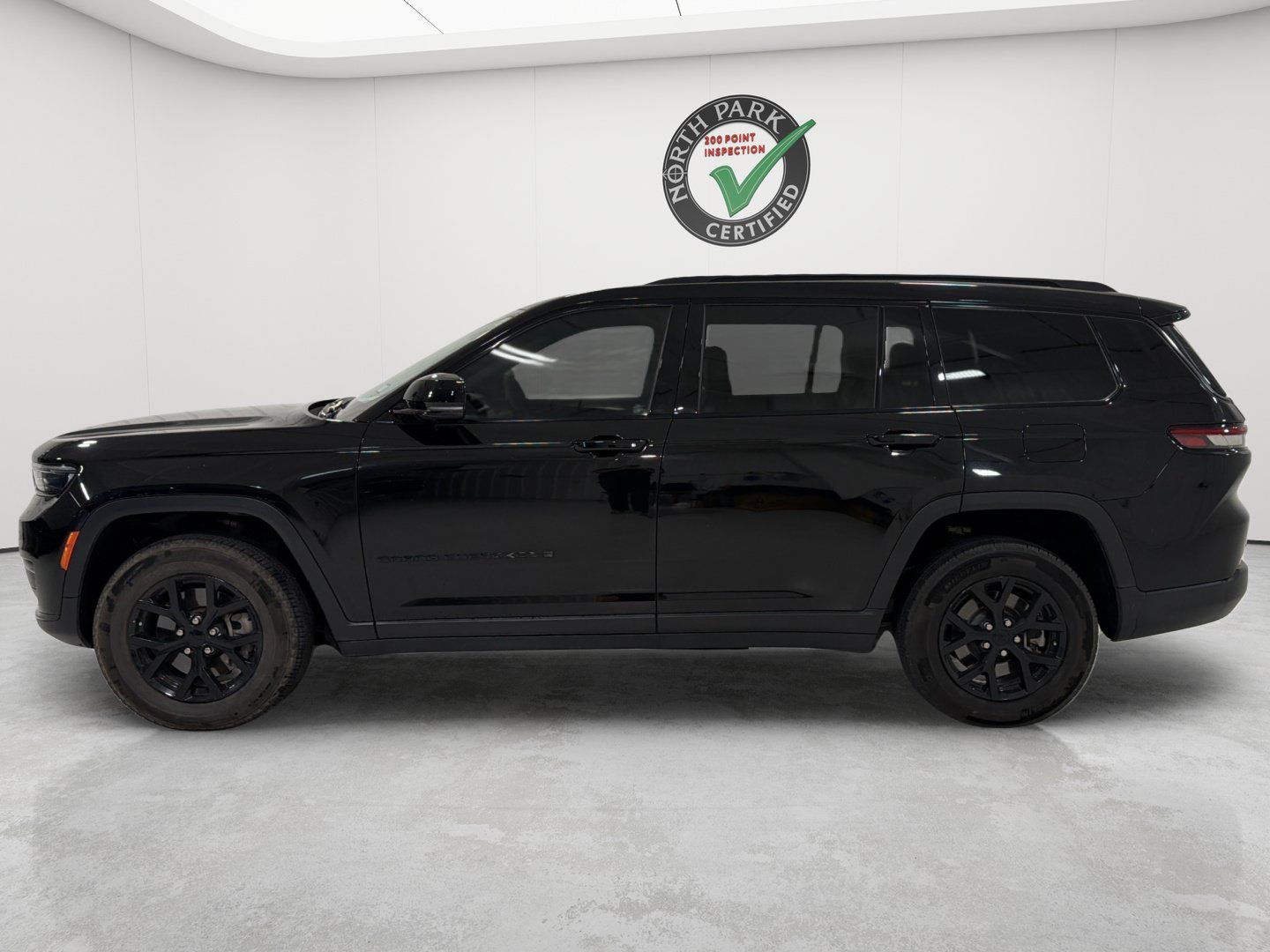Used 2024 Jeep Grand Cherokee L Laredo AWD/4WD image 2