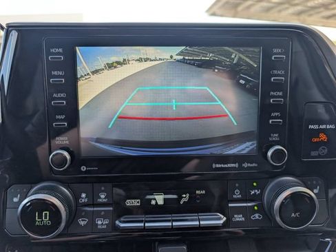 Used 2020 Toyota Highlander XLE FWD image 16