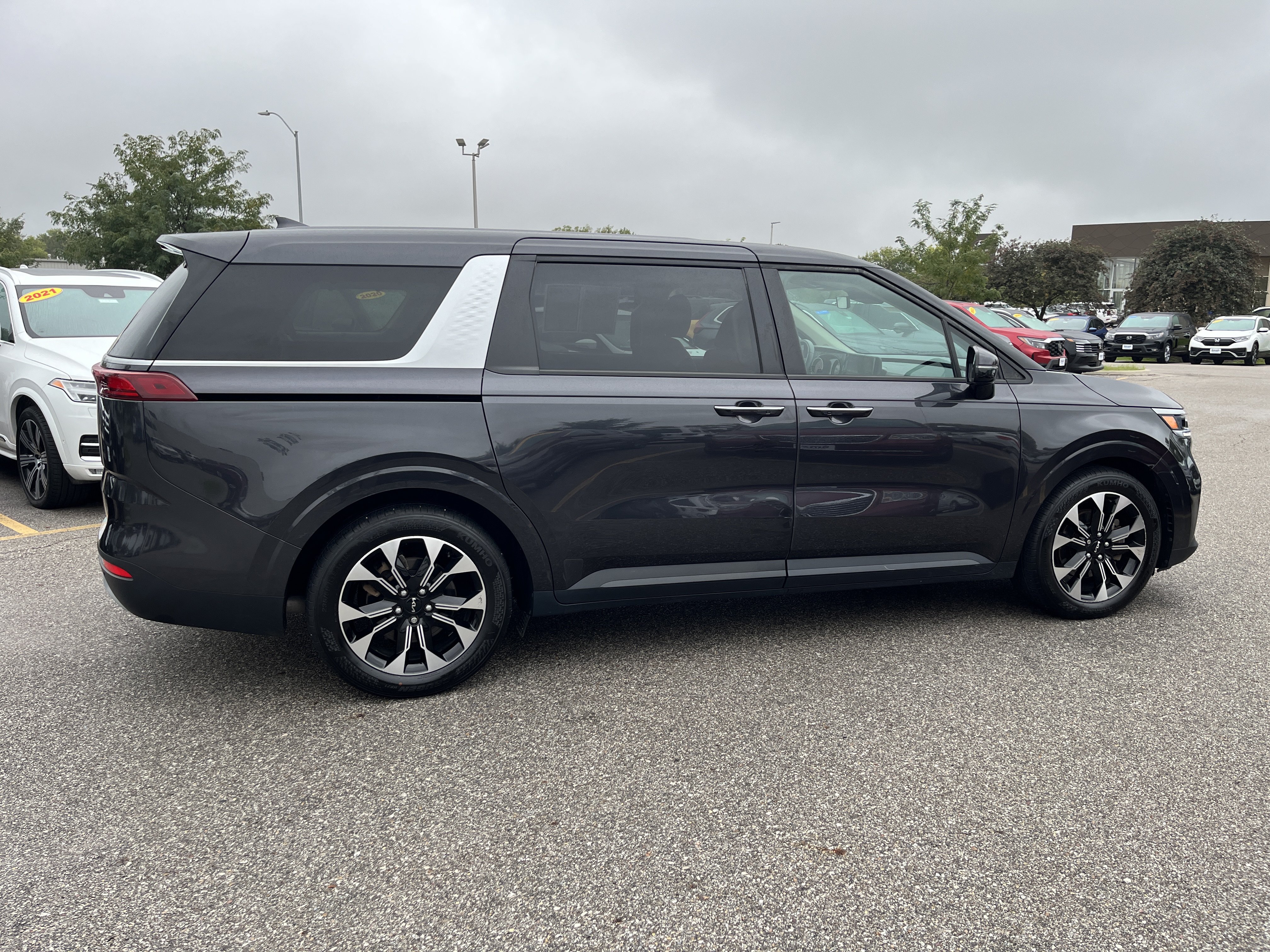 Used 2022 Kia Carnival EX FWD image 4