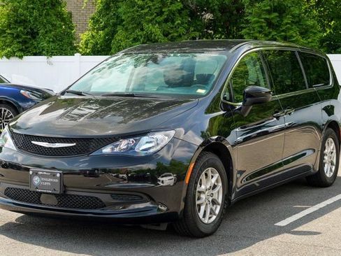Used 2023 Chrysler Voyager LX image 3