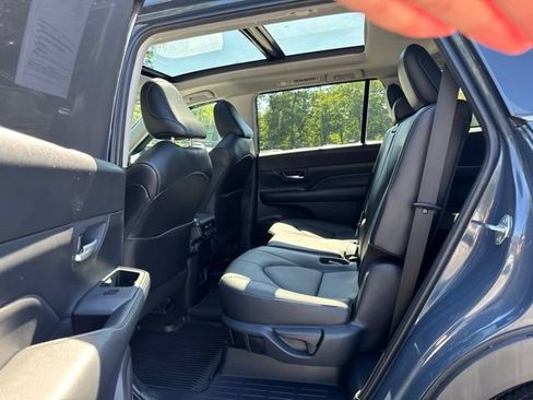Used 2025 Toyota Grand Highlander AWD image 11