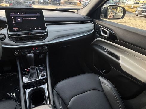 Used 2025 Jeep Compass Limited image 39