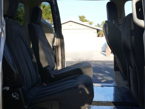 Used 2017 Chrysler Pacifica LX image 9