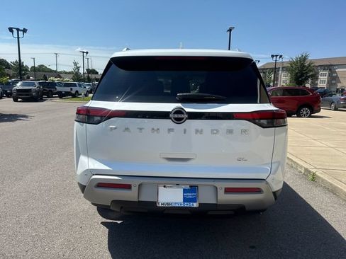 Used 2025 Nissan Pathfinder SL FWD image 3