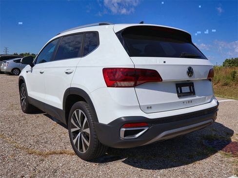Certified 2022 Volkswagen Taos SE image 3