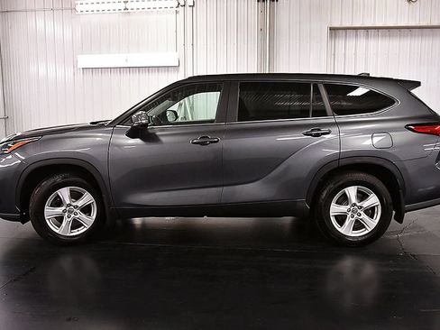 Used 2023 Toyota Highlander LE AWD/4WD image 4