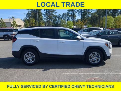 Used 2022 GMC Terrain SLE w/ Driver Convenience Package FWD image 4