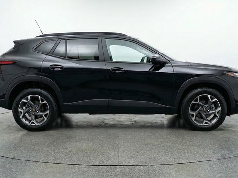 Used 2025 Chevrolet Trax LT FWD image 11