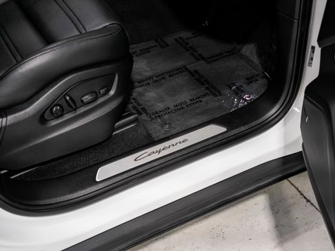 Used 2024 Porsche Cayenne w/ Premium Package Plus image 24