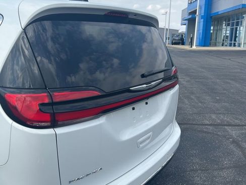 Used 2025 Chrysler Pacifica Select image 8