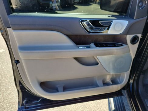 Used 2022 Lincoln Navigator Reserve image 14