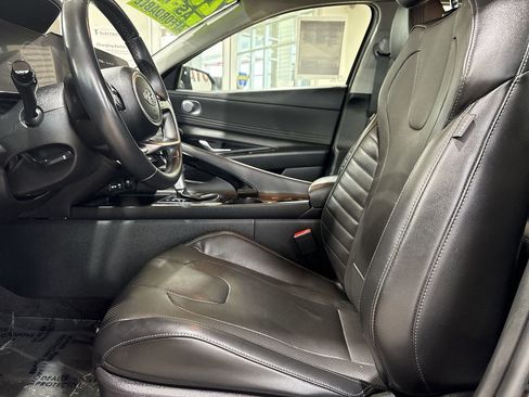 Used 2023 Hyundai Elantra Limited image 11