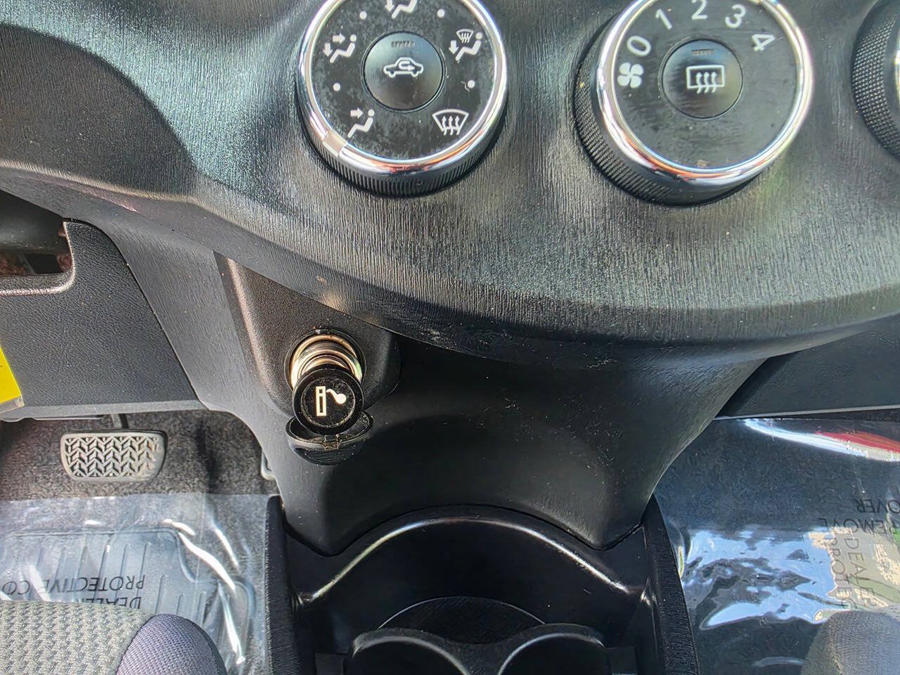 Used 2013 Toyota Yaris L FWD image 35