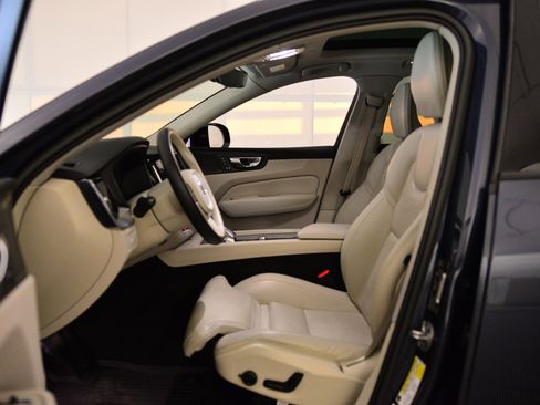 Used 2023 Volvo XC60 B5 Ultimate w/ Climate Package image 24